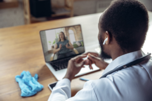 A telemedicina como solução para a saúde mental no ambiente corporativo.