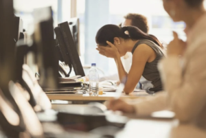 Identificação e gestão de problemas de saúde mental no ambiente corporativo.